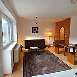 Helle, Hochwertig Neu Rennovierte Kuenstlerwohnung Apartman *