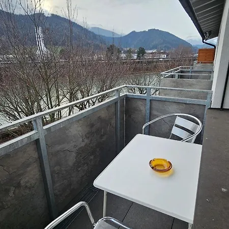 Helle, Hochwertig Neu Rennovierte Kuenstlerwohnung Apartman *